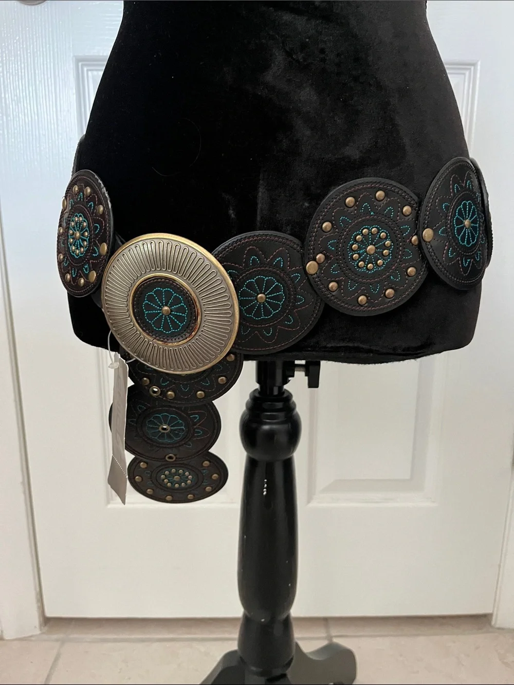 Chico’s VTG  NWT Mesa slouch belt black teal leather conchos brass round buckle